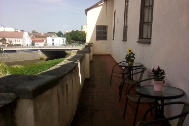 Přijďte si přečíst knihu na hradní balkon knihovny