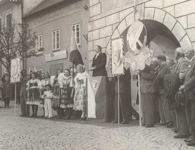 POKOUTNÍ KRUH PRÁCHEŇSKÉ VLASTIVĚDY – HORÁKOVÁ PŘED RADNICÍ