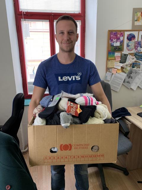 Lidem bez domova scházejí ponožky a spodní prádlo. Zapojte se do sbírky