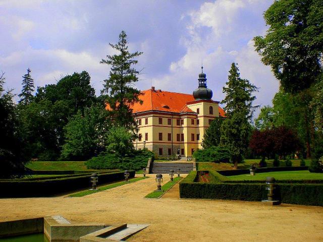 Víkend otevřených zahrad /Zámek Lnáře