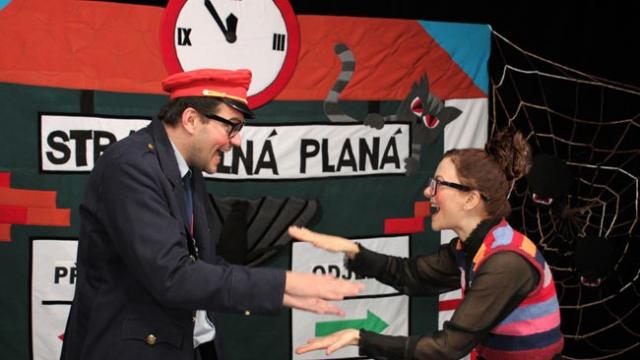 O strašidelném nádraží – Divadlo Láryfáry