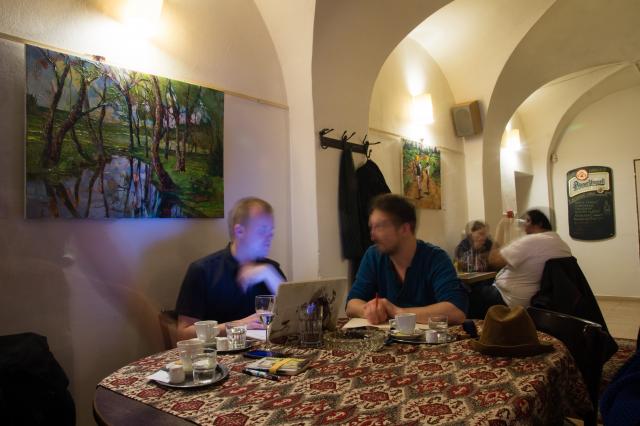 Umění v kavárně, káva v galerii