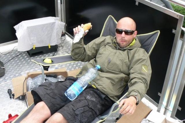 Dýdžej věděl, jak lepit, čím lepit, kde lepit