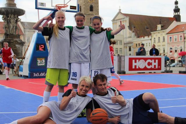 Strakonické basketbalistky ozdobily českobudějovické náměstí
