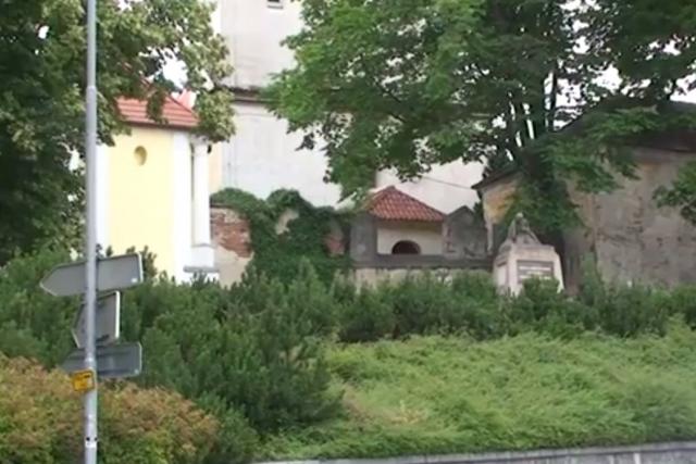 Opravy na hřbitově