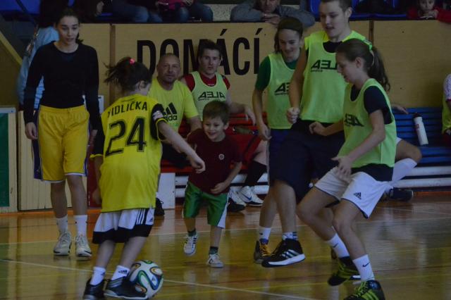 Basketbalistky zahájily rok 2015 fotbalem