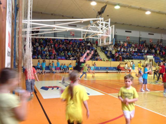 Sever proti Jihu  aneb s basketbalem do školy.