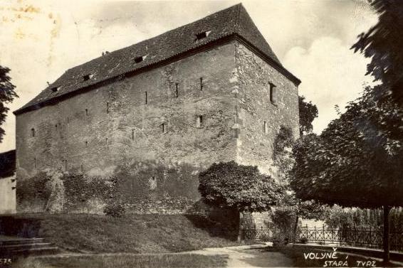 Tvrz - hrad - starý zámek - panská sýpka - muzeum