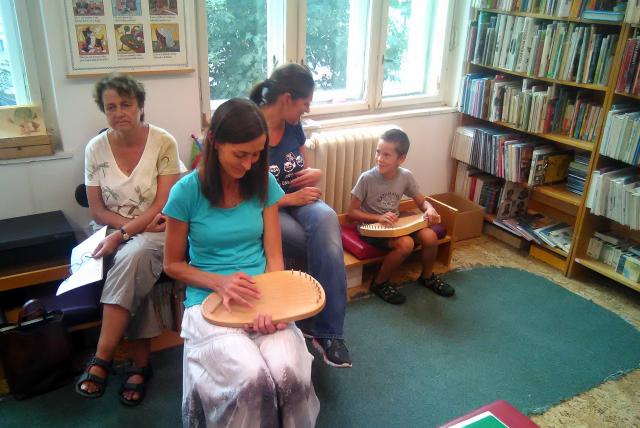 Hrát na kantely chodí do knihovny už pět let